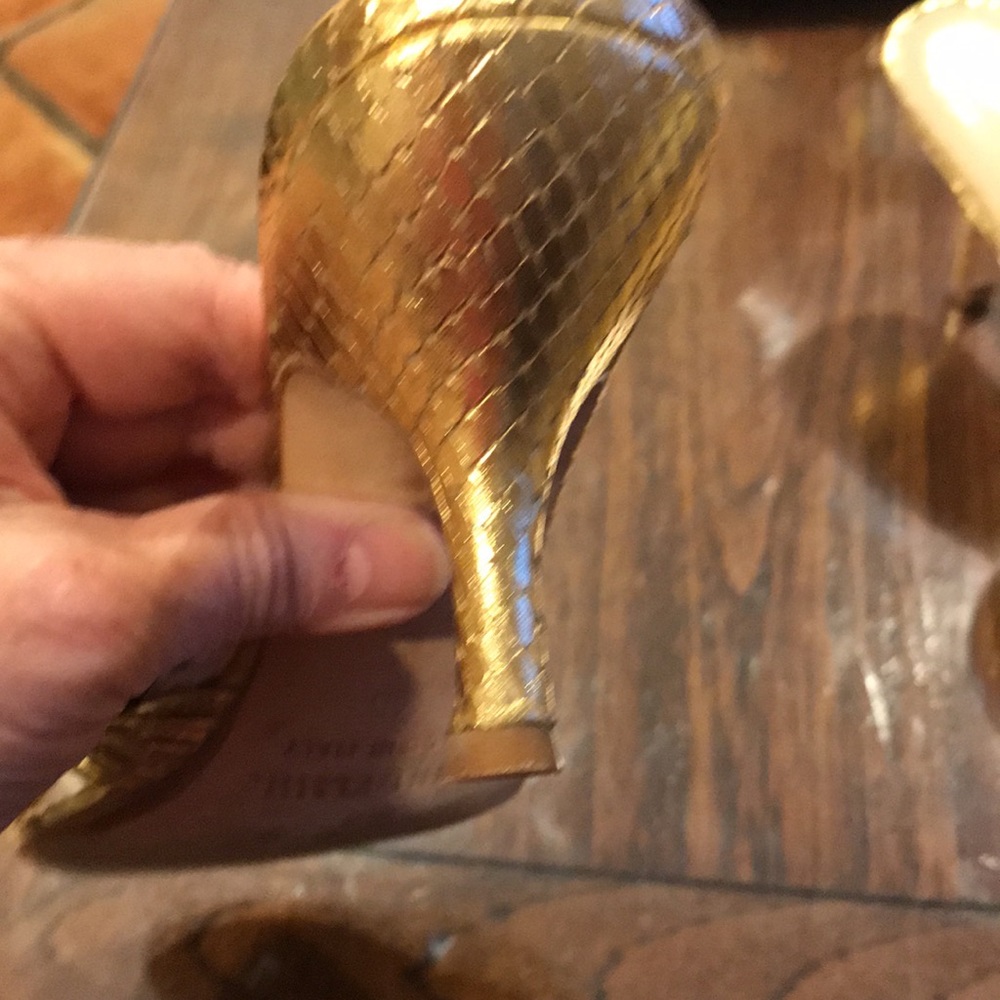 ANNE KLEIN GOLD LEATHER SANDALS AND GOLD BAG - Picture 4 of 15